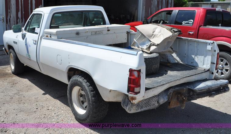 image for item G6065 1992 Dodge D250 pickup truck