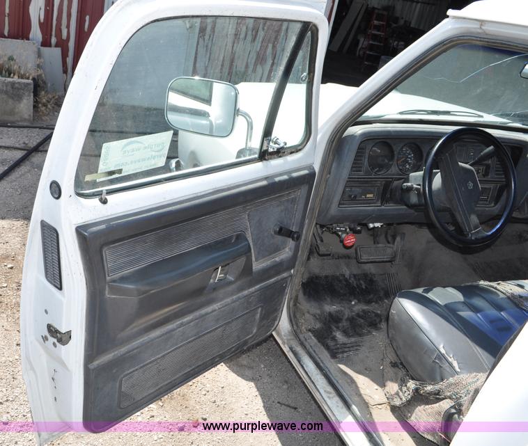image for item G6065 1992 Dodge D250 pickup truck