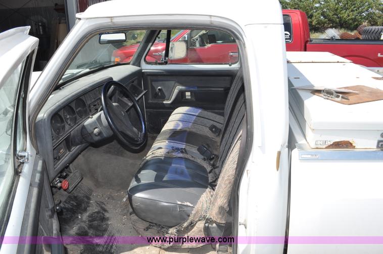 image for item G6065 1992 Dodge D250 pickup truck