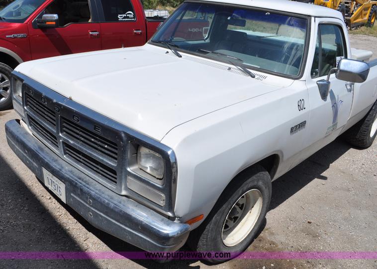 image for item G6065 1992 Dodge D250 pickup truck