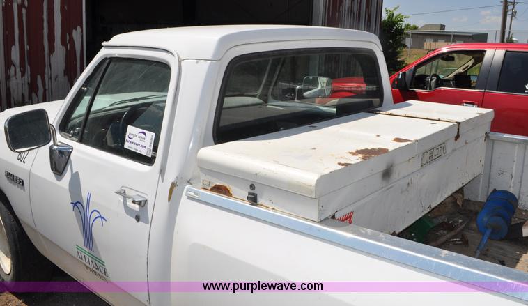 image for item G6065 1992 Dodge D250 pickup truck