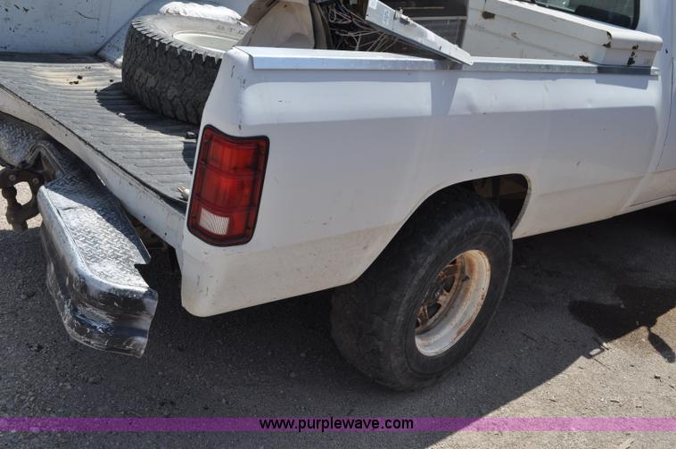 image for item G6065 1992 Dodge D250 pickup truck