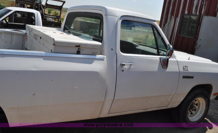 image for item G6065 1992 Dodge D250 pickup truck