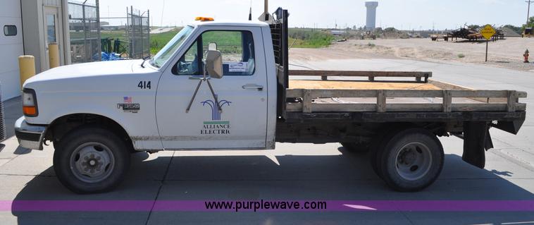 image for item G6067 1996 Ford F350 XL flatbed pickup truck