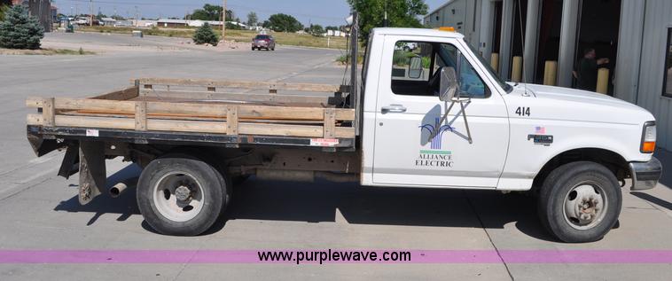 image for item G6067 1996 Ford F350 XL flatbed pickup truck