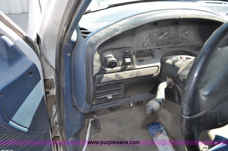 image for item G6067 1996 Ford F350 XL flatbed pickup truck