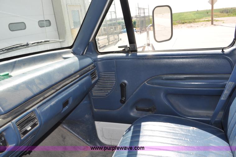 image for item G6067 1996 Ford F350 XL flatbed pickup truck