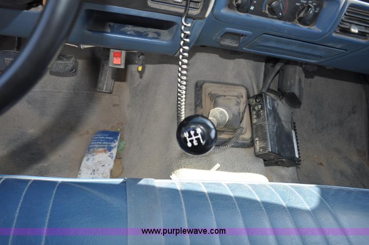 image for item G6067 1996 Ford F350 XL flatbed pickup truck