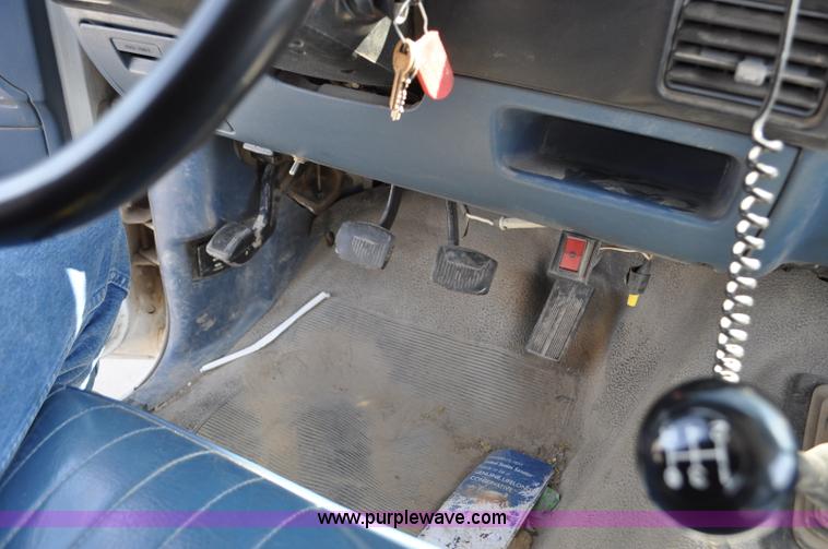 image for item G6067 1996 Ford F350 XL flatbed pickup truck