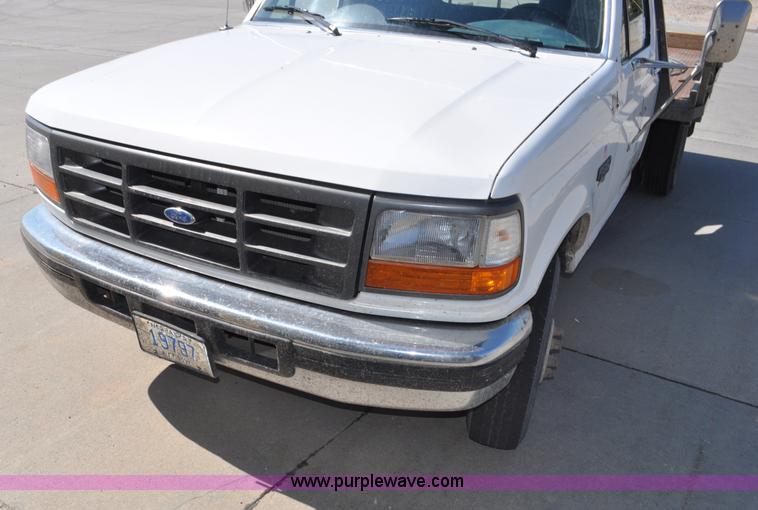 image for item G6067 1996 Ford F350 XL flatbed pickup truck