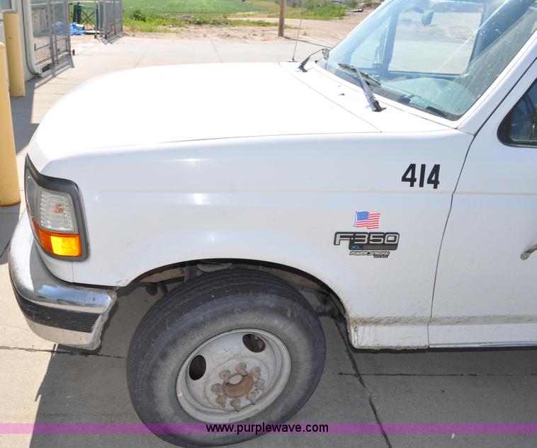 image for item G6067 1996 Ford F350 XL flatbed pickup truck