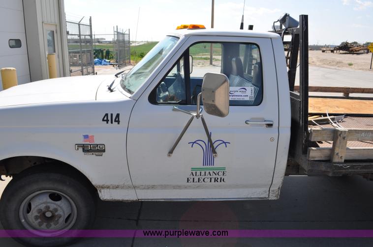 image for item G6067 1996 Ford F350 XL flatbed pickup truck