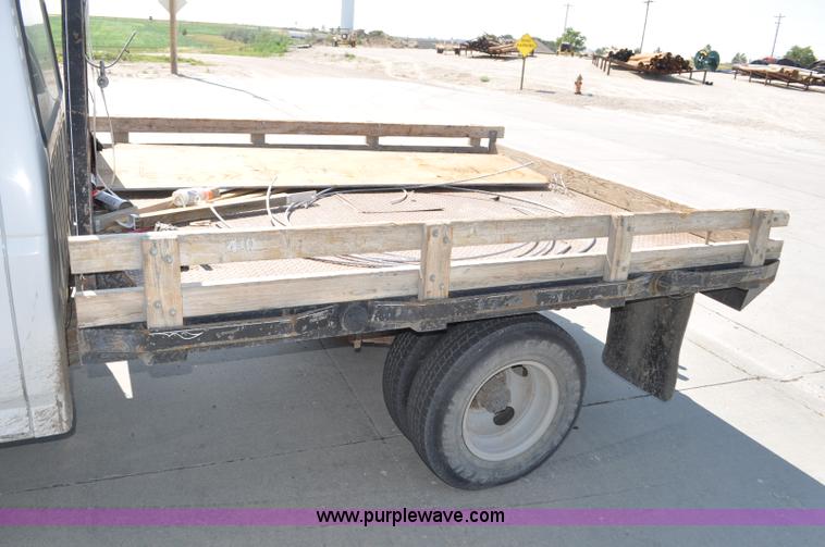 image for item G6067 1996 Ford F350 XL flatbed pickup truck