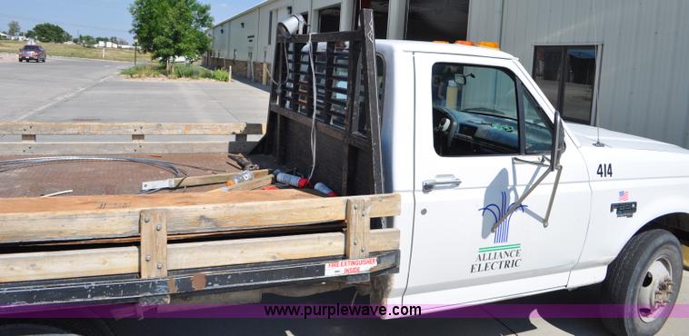 image for item G6067 1996 Ford F350 XL flatbed pickup truck
