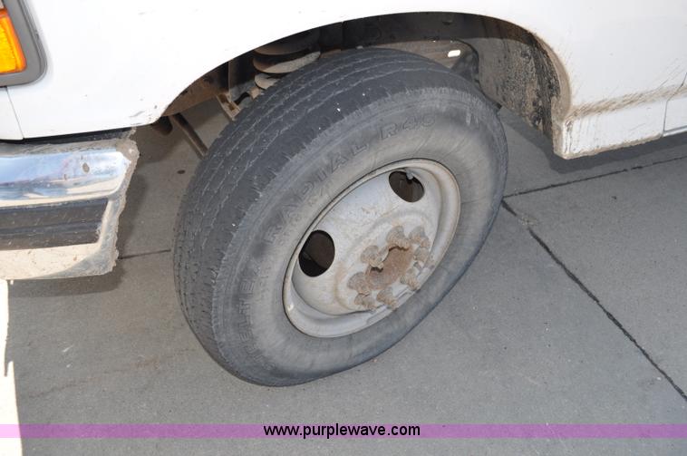 image for item G6067 1996 Ford F350 XL flatbed pickup truck