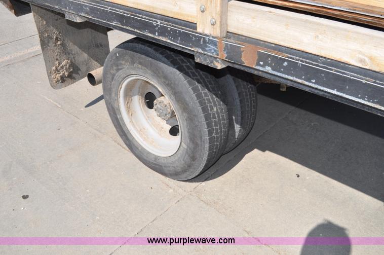 image for item G6067 1996 Ford F350 XL flatbed pickup truck