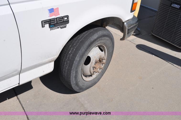 image for item G6067 1996 Ford F350 XL flatbed pickup truck