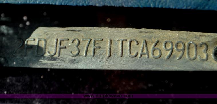 image for item G6067 1996 Ford F350 XL flatbed pickup truck