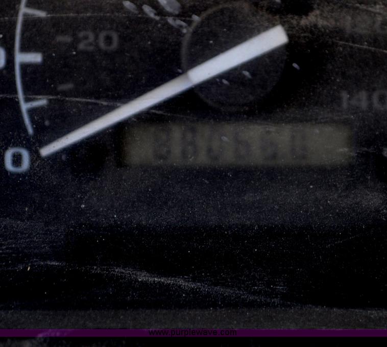 image for item G6067 1996 Ford F350 XL flatbed pickup truck