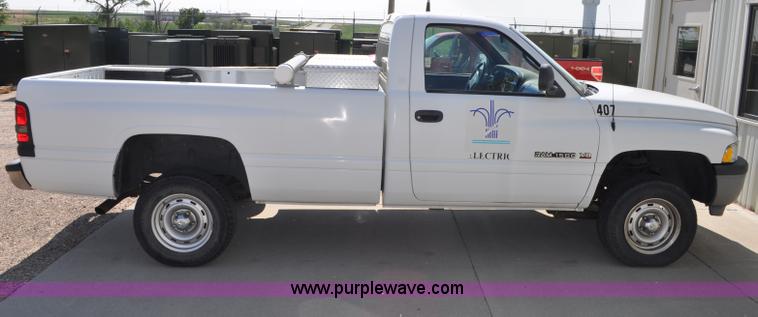 image for item G6070 2001 Dodge Ram 1500 pickup truck