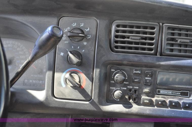 image for item G6070 2001 Dodge Ram 1500 pickup truck