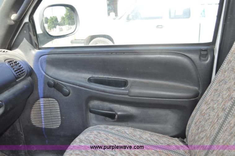 image for item G6070 2001 Dodge Ram 1500 pickup truck