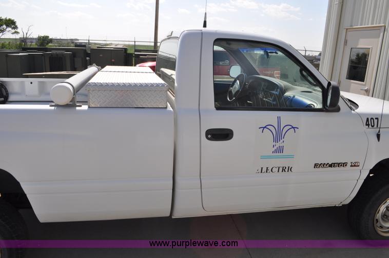 image for item G6070 2001 Dodge Ram 1500 pickup truck