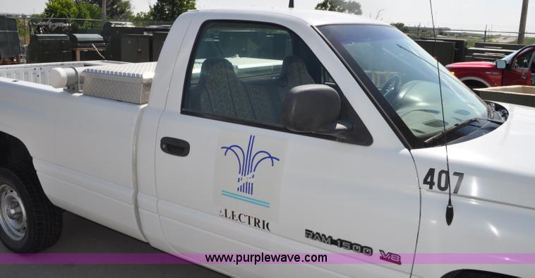 image for item G6070 2001 Dodge Ram 1500 pickup truck