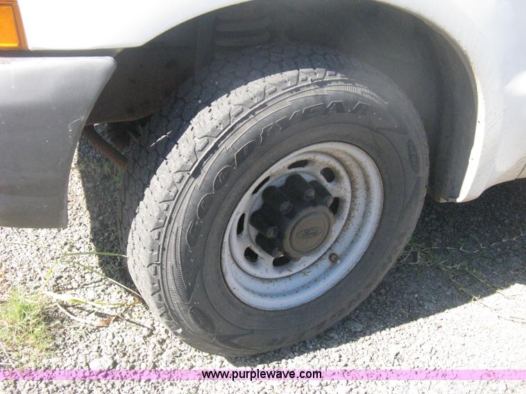 image for item H6395 2000 Ford F250 Super Duty XL pickup truck