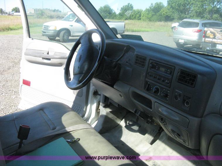 image for item H6396 2000 Ford F250 Super Duty XL pickup truck