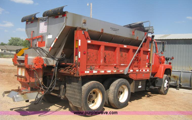 image for item H6400 1995 Ford LNT8000 dump truck