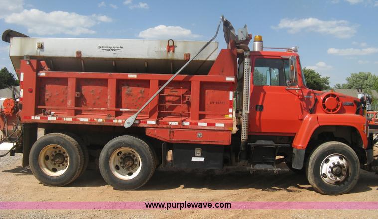 image for item H6400 1995 Ford LNT8000 dump truck