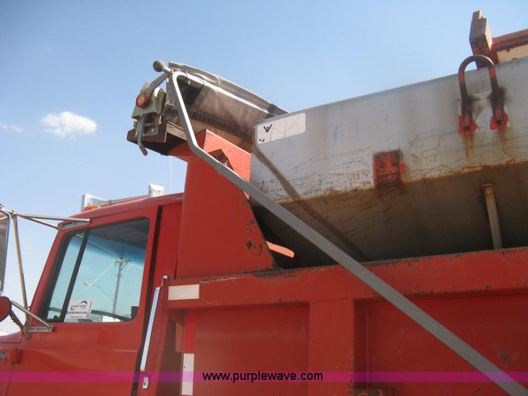 image for item H6400 1995 Ford LNT8000 dump truck