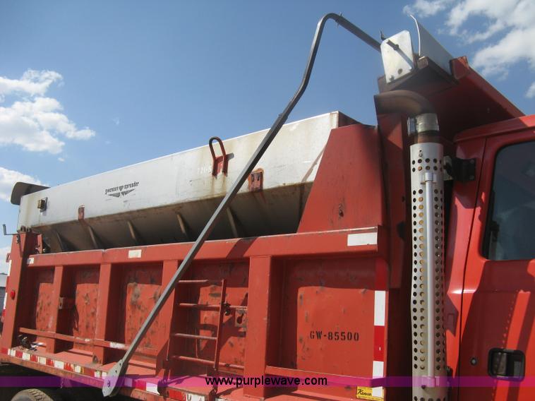 image for item H6400 1995 Ford LNT8000 dump truck