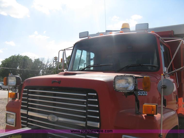 image for item H6400 1995 Ford LNT8000 dump truck