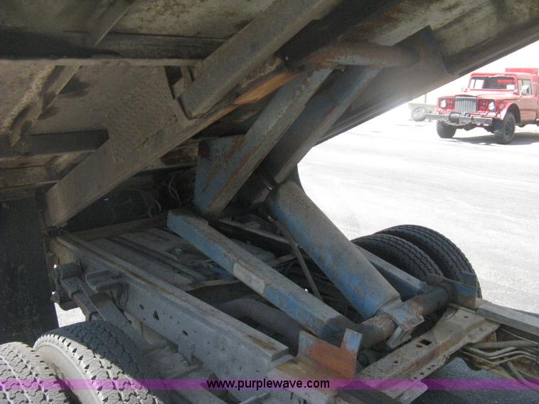 image for item H6418 2000 Ford F350 XL Super Duty dump body truck