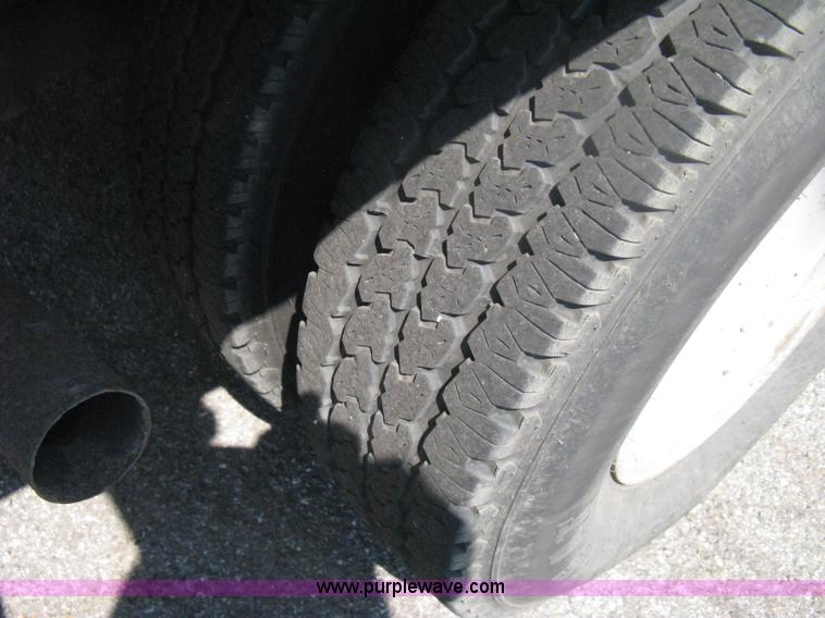 image for item H6418 2000 Ford F350 XL Super Duty dump body truck