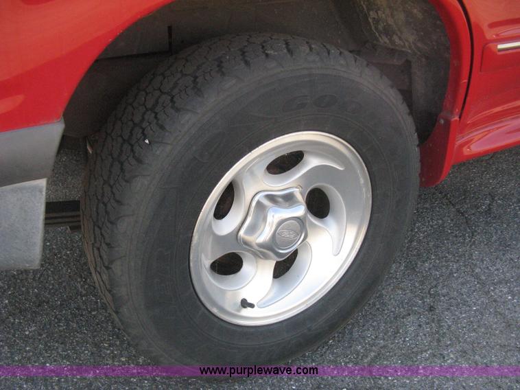 image for item H6432 1998 Ford Explorer XLT SUV