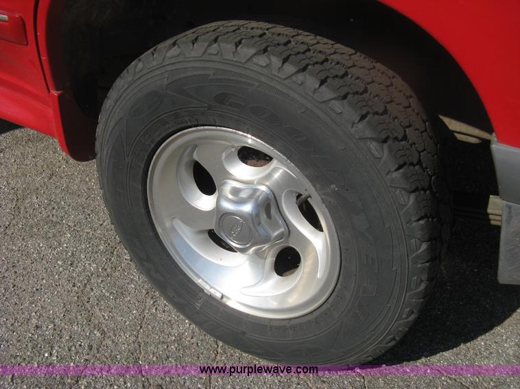 image for item H6432 1998 Ford Explorer XLT SUV