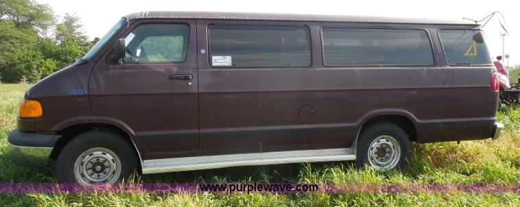 image for item H6651 2001 Dodge Ram Wagon B3500 Maxi van
