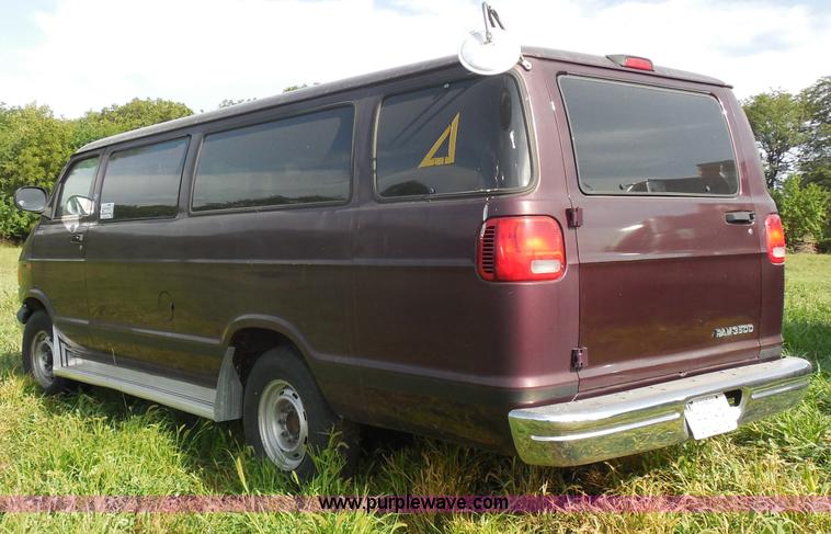 image for item H6651 2001 Dodge Ram Wagon B3500 Maxi van