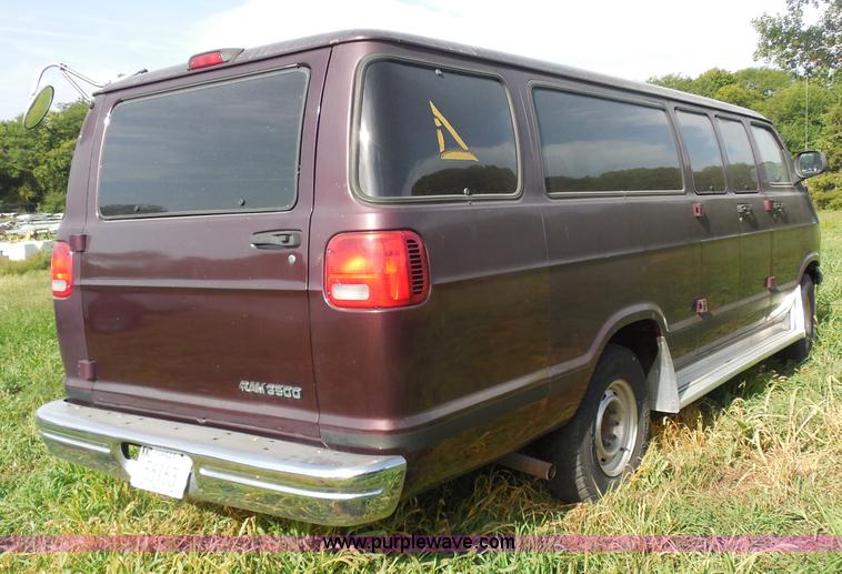 image for item H6651 2001 Dodge Ram Wagon B3500 Maxi van