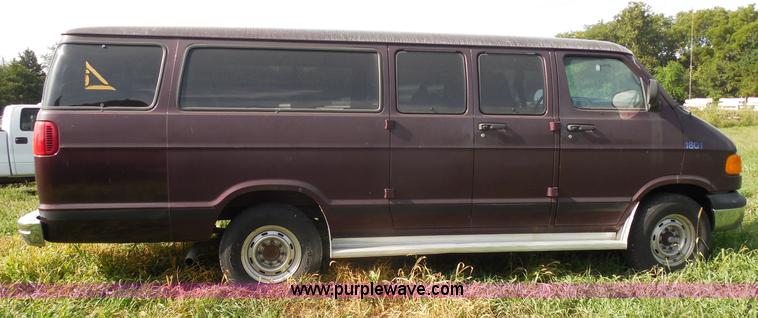 image for item H6651 2001 Dodge Ram Wagon B3500 Maxi van