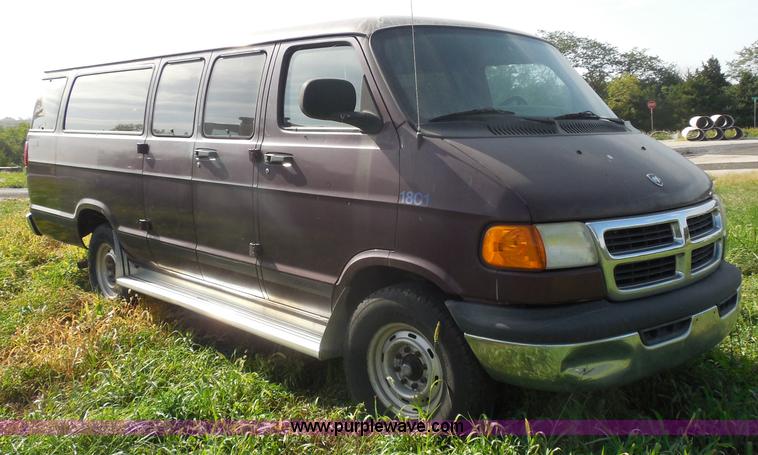 image for item H6651 2001 Dodge Ram Wagon B3500 Maxi van