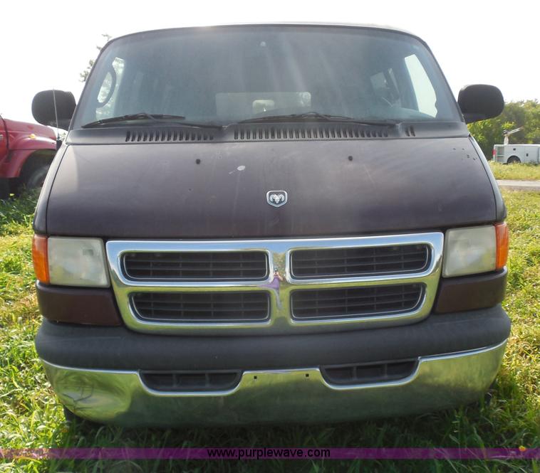 image for item H6651 2001 Dodge Ram Wagon B3500 Maxi van