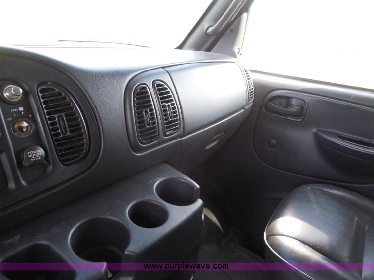 image for item H6651 2001 Dodge Ram Wagon B3500 Maxi van