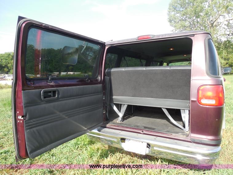 image for item H6651 2001 Dodge Ram Wagon B3500 Maxi van