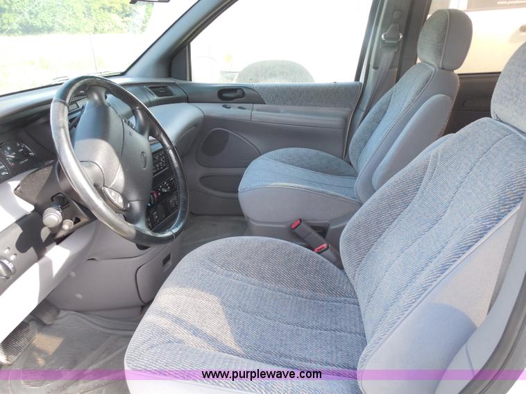 image for item H6652 1995 Ford Windstar LX minivan