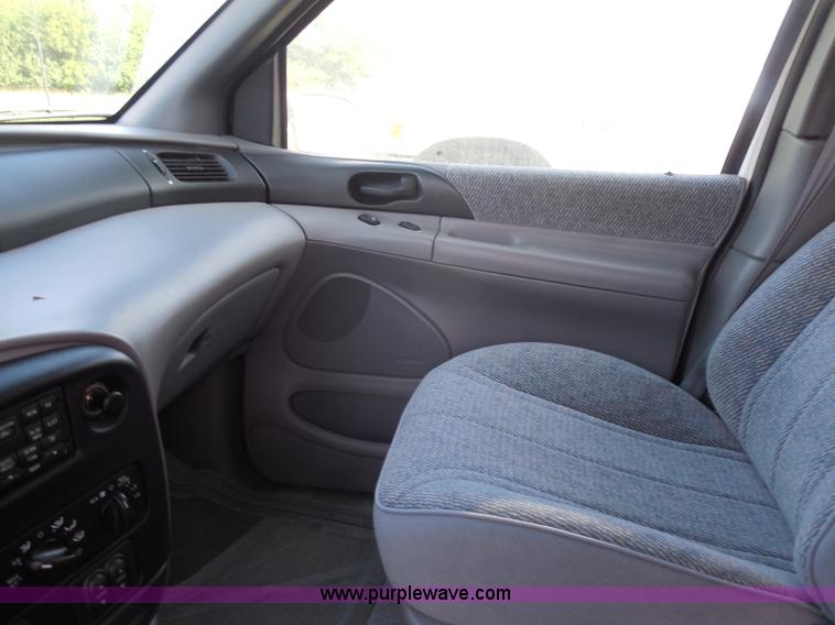 image for item H6652 1995 Ford Windstar LX minivan