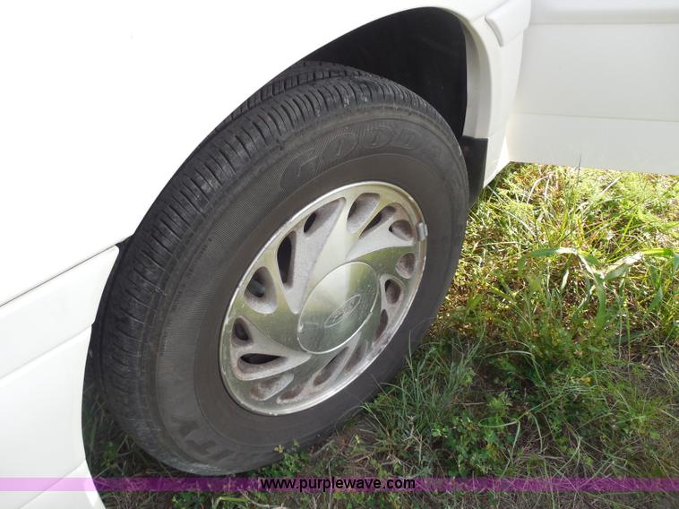 image for item H6652 1995 Ford Windstar LX minivan